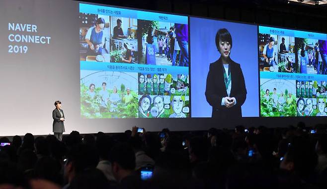 네이버 커넥트 2019가 10월 10일 서울 강남구 삼성동 그랜드 인터컨티넨탈 서울파르나스에서 열렸다. 이날 네이버는 모바일 메인 화면에서 뉴스와 실시간 급상승 검색어가 사라진다고 발표했다. 한성숙 네이버 대표가 기조연설을 하고 있다.