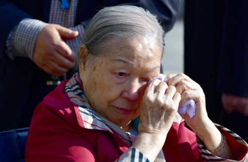 강제징용 피해자 김재림 할머니가 전범기업을 상대로한 항소심 변론기일에 참석한 뒤 눈물을 훔치고 있다. 뉴시스