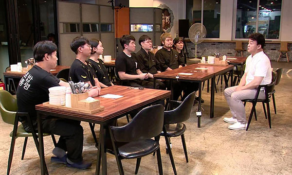 ⓒSBS <백종원의 골목식당> 갈무리 <백종원의 골목식당>에서 백종원씨가 대전에 있는 젊은 음식점 사장들과 이야기하고 있다.
