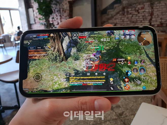 아이폰XR로 모바일 게임 ‘리니지2 레볼루션’을 실행했을 때.