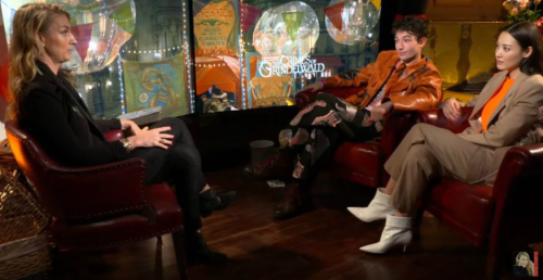 키얼스티 플라(사진 맨 왼쪽)가 영화 '신비한 동물들과 그린델왈드의 범죄'에 출연한 에즈라 밀러(〃가운데), 수현(〃오른쪽)과 함께 인터뷰를 하고 있는 모습.