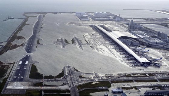 지난 9월 갑작스러운 태풍으로 간사이 공항이 침수된. [AP=연합뉴스]