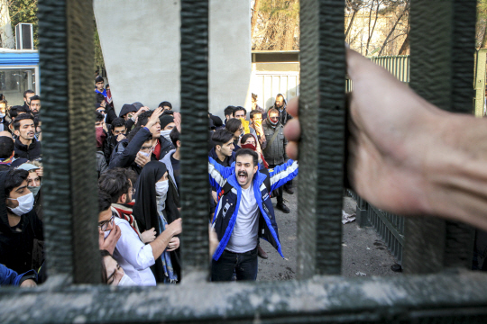 경제 침체 속에 하산 로하니 이란 행정부가 국방예산을 대폭 늘린 예산안을 발표하자 이란 대학생과 도시 빈민들이 테헤란에서 반정부 시위를 벌이고 있다. AP 연합뉴스