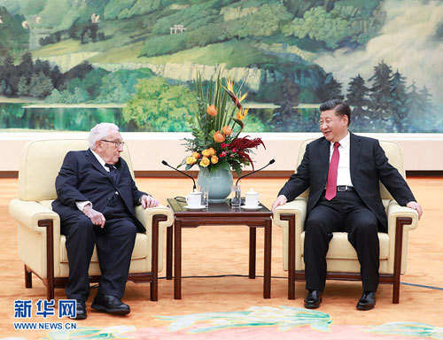 시진핑 중국 국가주석(오른쪽)이 헨리 키신저 미 전 국무 장관을 8일 접견하고 있다. 중국외교부