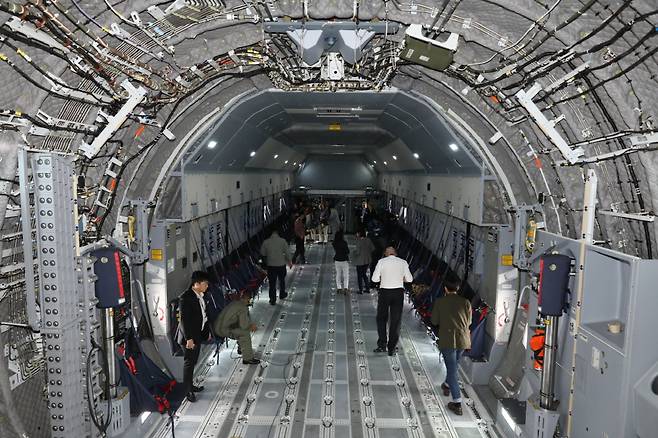A400M 수송기는 C-130 계열에 비해 기내의 높이, 넓이 및 길이가 충분히 확보되어 CH-47 치누크 등의 대형헬기와 각종 장갑차의 수송도 가능하다 (사진=에어버스사)