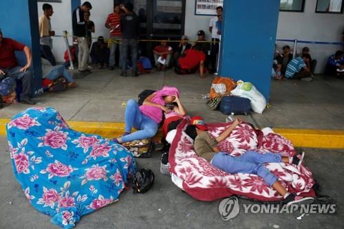 페루-에콰도르 국경에 있는 베네수엘라 이주자들 [로이터=연합뉴스]