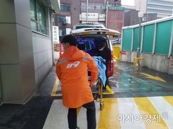 서울 구로소방서 구급팀의 김문기 소방교와 신경준 소방사가 환자를 응급실로 이송하고 있다. 사진=김민영 기자