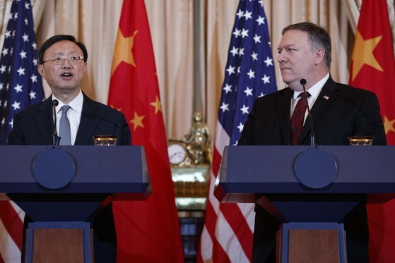 폼페이오 미 국무장관(왼쪽)이 지난 9일 미국 워싱턴에서 열린 미중 2차 회담 뉴스 컨퍼런스에서 발언하고 있는 양제츠 중국 정치국원을 바라보고 있다. [AP=연합]