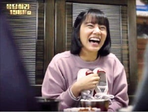 드라마 ‘응답하라 1988’에서 덕선이가 타이거 운동화를 선물받고 기뻐하는 장면.