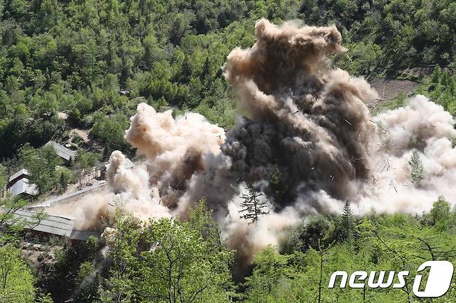 지난 5월24일 북한 핵무기연구소 관계자들이 함경북도 길주군 풍계리 핵실험장 폐쇄를 위한 폭파작업을 했다. 2018.5.25/뉴스1 © News1 사진공동취재단