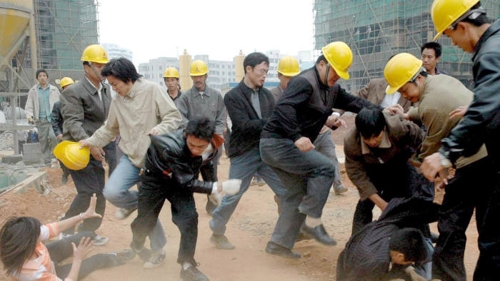 중국 건설현장에서 발생한 노사분규 파이낸셜타임스 사진 캡처