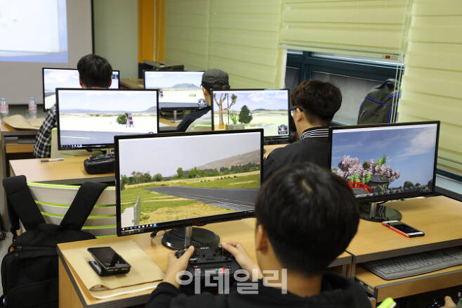 드론 시뮬레이터를 통해 모의비행을 체험하는 모습. 한국교통안전공단 제공.