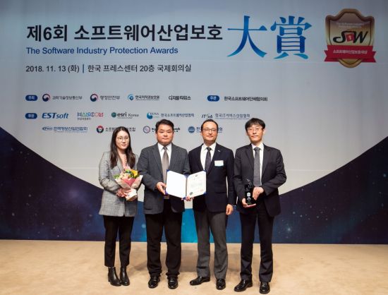 SR 관계자들이 13일 서울 프레스센터에서 열린 '제6회 소프트웨어산업보호대상' 시상식에서 행정안전부 장관상을 수상하고 기념사진 촬영을 하고 있다.(사진 : SR)