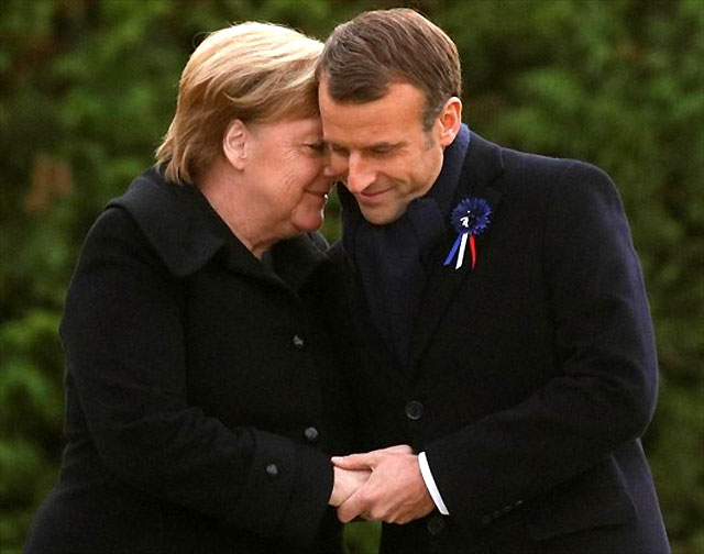 10일(현지 시간) 앙겔라 메르켈 독일 총리와 에마뉘엘 마크롱 프랑스 대통령이 100년 전 제1차 세계대전 정전협정을 맺은 프랑스 콩피에뉴 숲에서 만나 손을 맞잡고 다정하게 인사를 나누고 있다. 콩피에뉴=AP 뉴시스