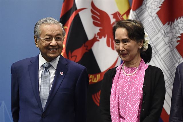 마하티르 모하마드(왼쪽) 말레이시아 총리가 14일 중국과 아세안 간 정상회의에 참석해 아웅산 수치 미얀마 국가자문역과 함께 서 있다. 싱가포르=연합뉴스