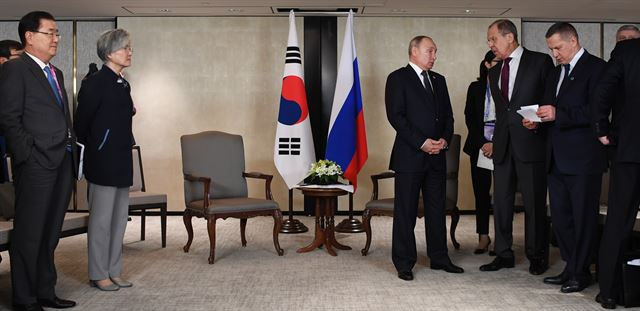 14일 한러 정상회담을 앞두고 푸틴 러시아 대통령이 회담장에 일찍 도착해 문재인 대통령을 기다리고 있다.  싱가포르=류효진기자