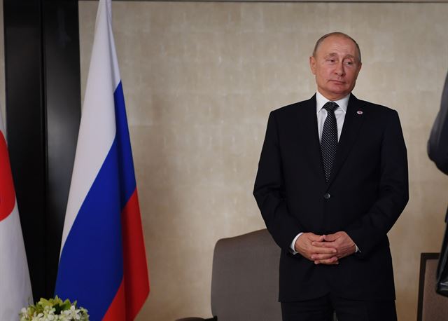 푸틴 러시아 대통령이 회담장에 일찍 도착해 문재인 대통령을 기다리고 있다.   싱가포르=류효진 기자