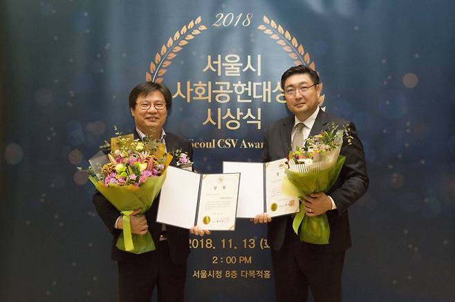 서완석(오른쪽) 현대건설 총무실장과 이재원 종로종합사회복지관 관장이 ‘2018 서울시 사회공헌 대상’을 수상했다. /사진=현대건설