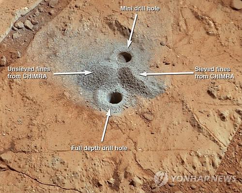 큐리오시티가 암석샘플을 채취하기 위해 뚫은 구멍 [EPA=연합뉴스]