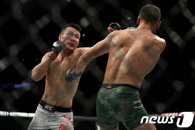 UFC의 정찬성(왼쪽)과 야이르 로드리게스. © AFP=News1
