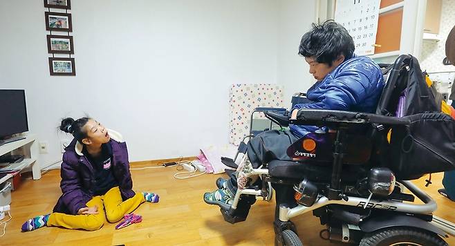 11월7일 오전 11시 도봉구 창동 주공 2단지 한 아파트에서 중증장애인 최영은(사진 왼쪽)씨와 이상우씨가 집을 나서기에 앞서 서로 마주 보며 눈빛을 교환하고 있다.