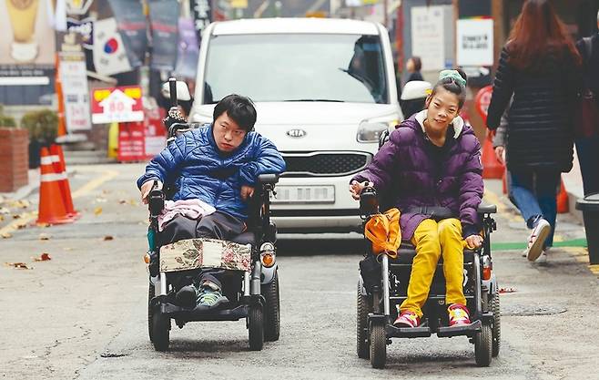 최영은 이상우씨 커플이 지하철 4호선 혜화역에서 내려, 마로니에 공원 뒤쪽 노들장애인자립생활센터로 가려고 나란히 이동하고 있다.