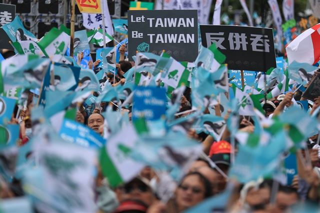대만 독립을 지지하는 시위대가 지난달 20일 타이베이에서 국민투표로 대만독립을 확인해야 한다며 투표 참여를 촉구하는 시위를 벌이고 있다. 타이베이=EPA 연합뉴스