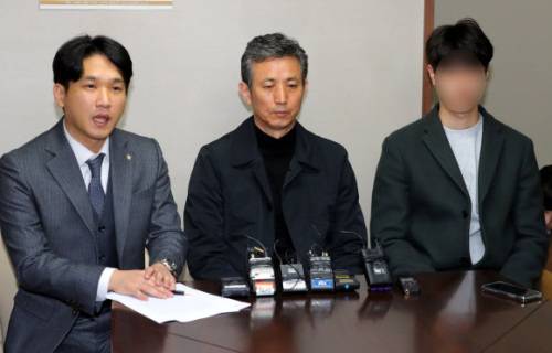 '강서 PC방 살인 사건'의 피해자 신모씨 측 김호인(왼쪽) 변호사가 유족과 함께 15일 오후 서울 서초구 법무법인 사무실에서 기자회견을 열고 피의자 김성수의 동생에 대한 CCTV 화면 분석 입장을 발표하고 있다. 뉴시스
