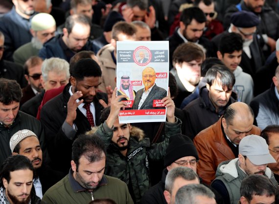People hold photo of slain Saudi journalist Jamal Khashoggi as they perform a prayer at Fatih Mosque in Istanbul, Turkey, 16 November 2018. According to reports, Saudi Arabia's Attorney General Saud al-Mujeb on 15 November told a press conference that an order to bring back Saudi journalist Jamal Khashoggi to Saudi Arabia, even by force, was issued on 29 September by the former Deputy President of the General Intelligence Presidency. Al-Mujeb announced he had requested the death penalty for five people who have allegedly confessed to their involvement in the killing of Khashoggi at the kingdom's consulate building in Istanbul on 02 October and confirmed that 11 people had been accused of participating in the assassination of Khashoggi. EPA/TOLGA BOZOGLU <All rights reserved by Yonhap News Agency>