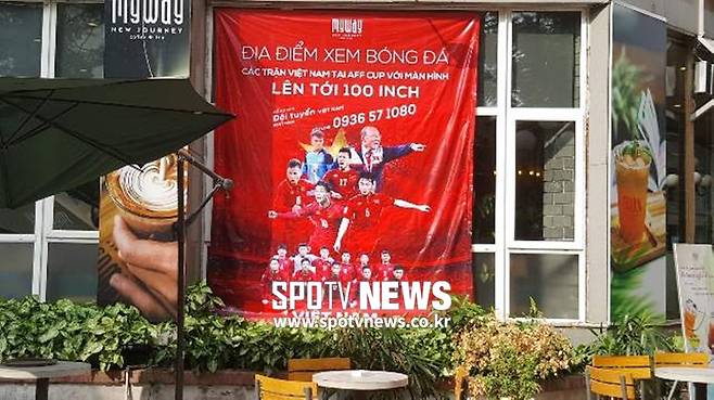 ▲ 하노이 한 식당에 걸려 있는 베트남 대표팀 포스터. 거리를 걷다 보면 어렵지 않게 볼 수 있다.