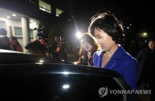 경찰 조사 마친 김혜경씨, 취재진 질문엔 묵묵부답 (수원=연합뉴스) 권준우 기자 = 이재명 경기지사의 부인 김혜경 씨가 2일 오후 '혜경궁 김씨' 트위터 계정의 소유주 논란과 관련 피고발인 신분 조사를 마친 뒤 경기도 수원시 경기남부지방경찰청을 빠져나가고 있다. 2018.11.2 stop@yna.co.kr (끝)