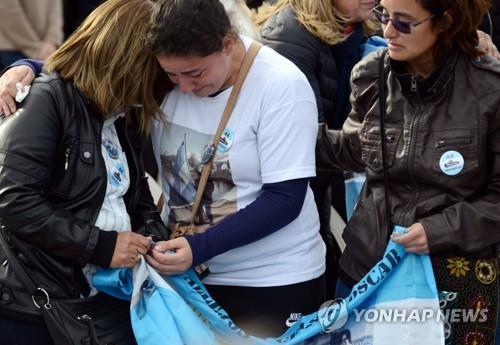 추모식에 참석한 아르헨티나 잠수함 승조원 가족들 [로이터=연합뉴스]