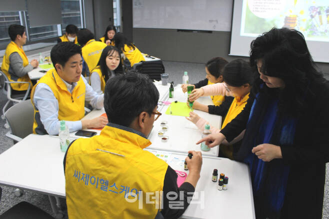 CJ헬스케어 임직원들이 아로마 롤온을 만들고 있다. 이렇게 만든 아로마 롤온은 모두 서울시자워봉사센터에 기부했다.(사진=CJ헬스케어 제공)
