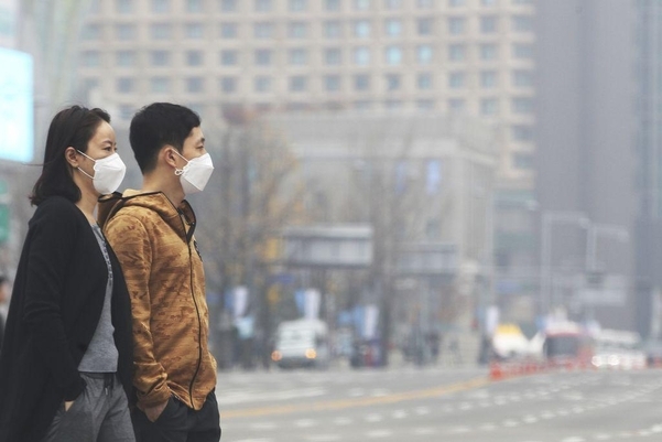 초미세먼지 농도가 '나쁨' 수준을 보이고 있는 지난 11일 오후 서울 광화문 사거리를 지나는 시민들이 마스크를 쓰고 있다. / 장련성 객원기자