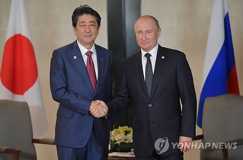 아베, 쿠릴 4개섬→2개섬 우선 반환요구로 선회 (싱가포르 EPA=연합뉴스) 아베 신조(安倍晋三) 일본 총리가 향후 러시아에 쿠릴 4개 섬(일본명 북방영토)의 일괄 반환이 아닌 2개 섬의 우선 반환을 요구하기로 전략을 바꿨다고 아사히신문 등이 15일 전했다. 아사히는 아베 총리가 전날 싱가포르에서 블라디미르 푸틴 러시아 대통령과 정상회담(사진)을 하고, 1956년 이뤄진 '소·일 공동선언'에 기초해 평화조약 체결을 가속하기로 합의했다며 이같이 전했다. 소련과 일본의 소·일 공동선언은 평화조약 체결 후 쿠릴 4개 섬 중 시코탄(色丹), 하보마이(齒舞)를 일본에 인도한다고 합의했지만 이행되지는 않았다. bulls@yna.co.kr (끝)