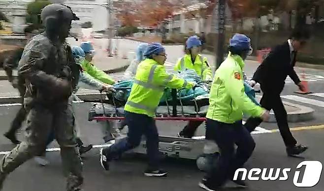 지난해 11월 경기도 수원시 아주대학교병원에 판문점 공동경비구역(JSA) 지역으로 귀순하다 북한군의 총격으로 부상 입은 귀순 북한병사가 후송되고 있다. (독자 제공)  ? News1