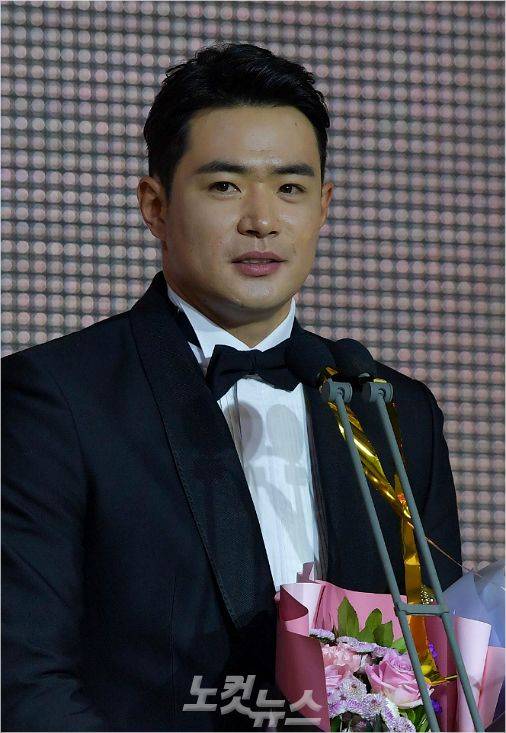 '웃지 못하는 MVP' 19일 르메르디앙 서울에서 열린 2018 신한은행 MY CAR KBO 시상식에서 MVP로 선정된 두산 베어스 김재환이 소감을 말하고 있다. 박종민 기자