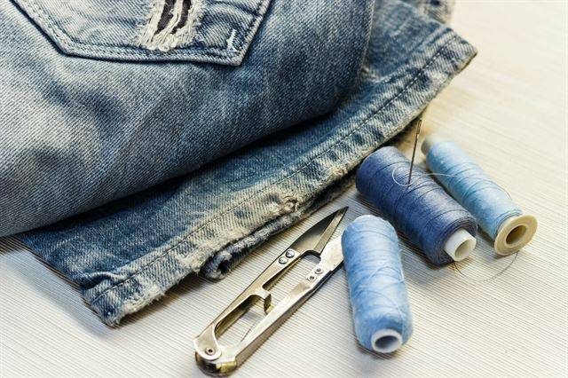 뜯어진 옷은 수선해 입자니 어렵고, 다시 사자니 비용이 아깝다. 게티이미지뱅크