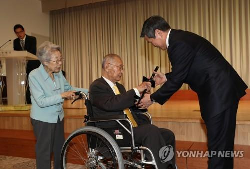 지휘봉 선물 받은 백선엽 장군 (서울=연합뉴스) 박동주 기자 = 21일 서울 국방컨벤션에서 열린 백선엽 예비역 대장 생일파티에서 백 장군이 정경두 국방부 장관으로부터 자개 지휘봉을 선물 받고 있다. 2018.11.21