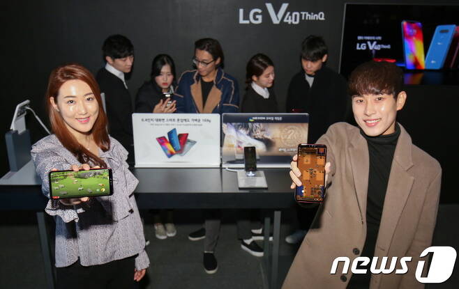 지스타에서 넥슨 부스를 방문한 관람객들이 LG V40 ThinQ로 게임을 즐기고 있다 (LG전자 제공) © News1