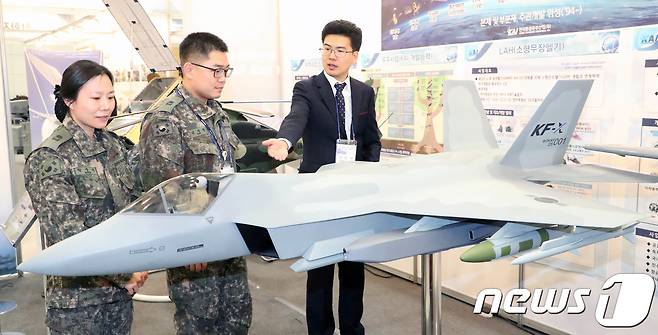 14일  학술대회에 참가한 육군 장교들이 전시관에서 모형으로 만든 한국항공우주산업의 한국형전투기(KF-X) 항공기를 둘러보고 있다.  2017.11.14/뉴스1 © News1 주기철 기자