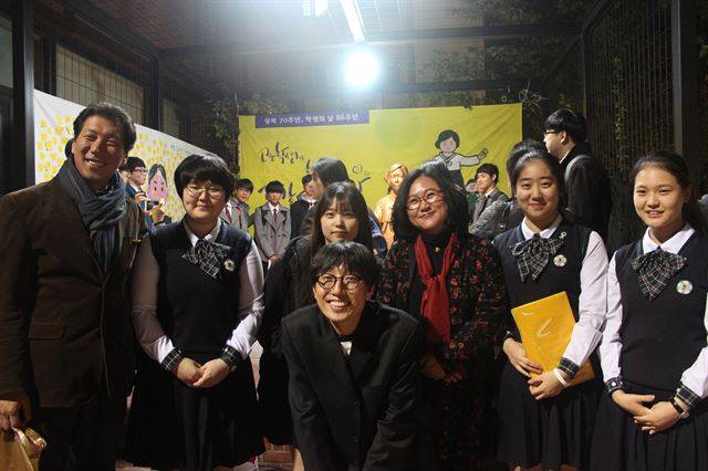 2015년 11월 3일 학생독립운동기념일 당시 이화여고 주먹도끼 학생들은 전국 고교 학생들의 도움을 받아 소녀상을 세웠다. 소녀상을 제작한 김운성, 김서경 조각가와 주먹도끼 학생들, 그리고 성환철 선생님. 주먹도끼 제공