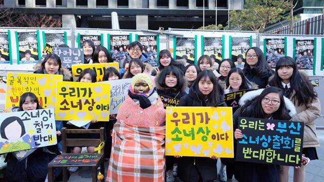 ’우공이산(愚公移山), 어리석은 자가 산을 옮긴다’ 지난 10년간 성환철 선생님이 학생들을 만날 때마다 가슴에 새기는 말이다. “우열을 가리는 세상 속에선 1등만 살아남고 남겨진 모든 이들이 패자가 돼요. 우리 아이들은 ‘조금 어리석다 할지라도, 미련스럽다 할지라도, 각자 ‘옮기고 싶은 자신만의 산’이 있는 어른으로 자랐으면 좋겠어요. 주먹도끼 친구들이 동아리 활동을 열심히 하느라 공부를 좀 덜 했을지언정 뭔가 남는 것이 있다면, 바로 ‘그런 산’을 옮긴 시간들이지 않을까요.” 이들은 이제 또 어떤 산을 옮기게 될까. 2017년 1월 수요집회에 참여한 주먹도끼 학생들의 모습. 성환철 선생님 제공