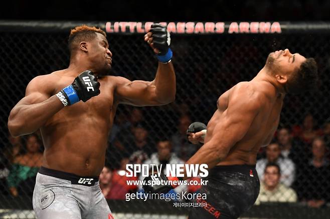 ▲ 알리스타 오브레임은 지난해 12월 프란시스 은가누의 어퍼컷을 맞고 실신 KO패 했다. UFC 파이트 나이트 141 경기 영상 및 하이라이트는 스포티비나우(spotvnow.co.kr)에서 볼 수 있다.