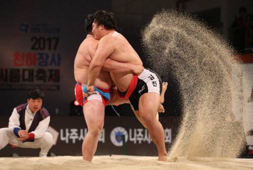 2017 천하장사 씨름대축제에 출전한 증평군청 소속 김진(오른쪽)이 상대 선수에게 기술을 걸고 있다. 사진제공 | 대한씨름협회