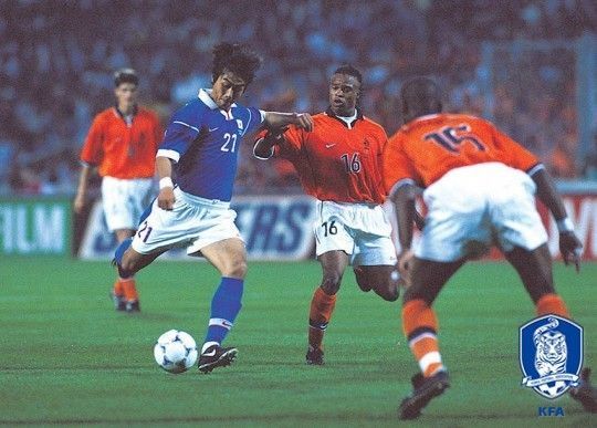 지난 1998년 프랑스 월드컵 당시 네덜란드를 상대로 슈팅을 시도하는 이동국 / 사진=대한축구협회 제공