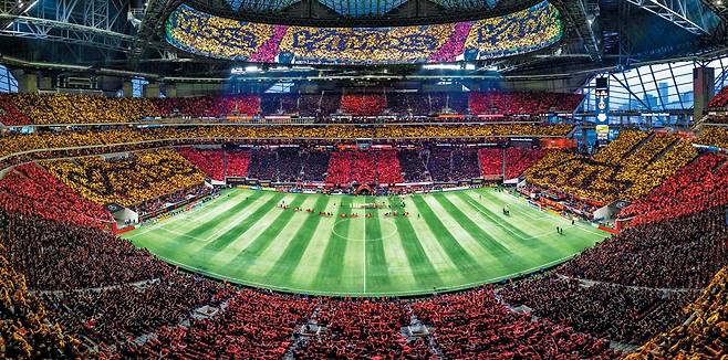 돔구장 점령한 카드섹션… 2002 월드컵 보는 줄 - 2002년 한·일월드컵을 방불케 하는 축구 열기가 애틀랜타를 달궜다. 26일 MLS(미국 프로축구) 동부 콘퍼런스 결승 1차전이 열린 애틀랜타시 메르세데스벤츠 스타디움에서 홈 팬들이 카드섹션을 펼치며 응원하는 모습. 이날 경기장엔 7만16명이 몰렸다. /트위터