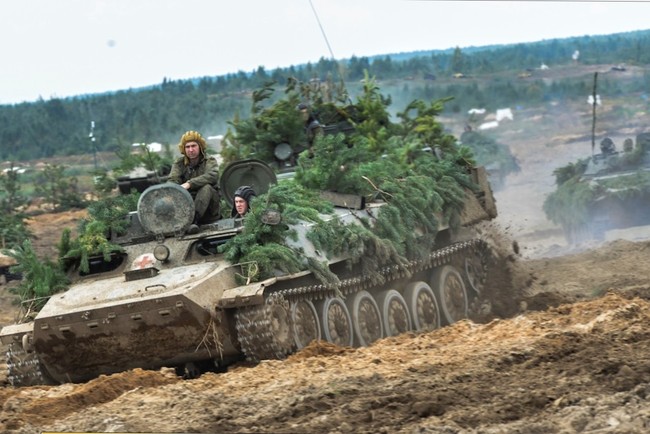 러시아가 유럽 방면 전쟁에 대비해 실시하는 ‘자파트 2017’ 훈련에서 전차가 이동하고 있다. 러시아 국방부 누리집 갈무리