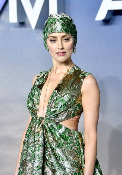 헐리우드 스타 엠버 허드가 26일(현지시간) 영국 런던에서 열린 영화 ‘아쿠아맨(Aquaman)’ 시사회에 참석해 포즈를 취하고 있다.EPA 연합뉴스 헐리우드 스타 엠버 허드가 26일(현지시간) 영국 런던에서 열린 영화 ‘아쿠아맨(Aquaman)’ 시사회에 참석해 포즈를 취하고 있다.EPA 연합뉴스