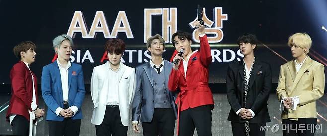 그룹 방탄소년단이 28일 오후 인천 남동체육관에서 열린 '2018 Asia Artist Awards'(2018 아시아아티스트어워즈 '2018 AAA')에서 대상 수상 후 소감을 말하고 있다/사진=김휘선기자